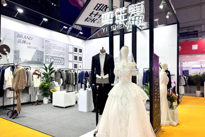 开云集团以衣载道奕生爱解释全场景穿衣艺术(图1)