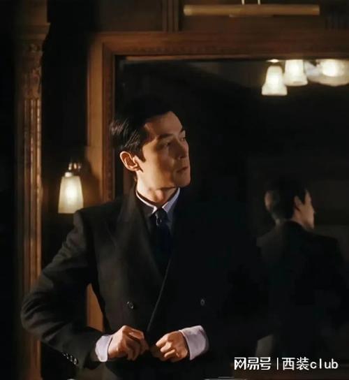 开云电子官方网西装定制浅谈西装汗青演化的魅力(图3)